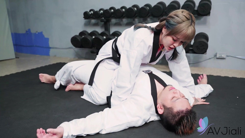 AV Jiali: Bad bad folla su maestro de karate en el dojo