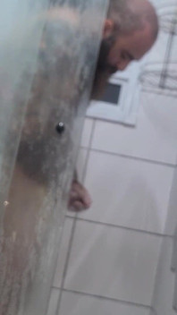 Berbagi kamar mandi sama saudara tiriku