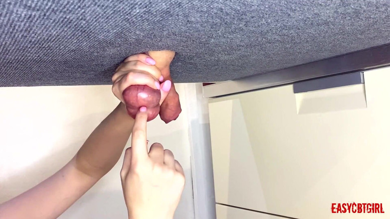 AnnyCandyPainboy: 女主人用手指指着蛋蛋并用手指干它们 easycbtgirl