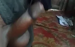 Un garçon desi joue avec une bite desi