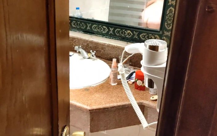 Emma Alex: 在埃及酒店巴尔科尼的危险口交和在嘴里射精后淋浴