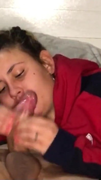 Une demi-sœur de 18 ans prend une grosse dose de sperme dans sa bouche
