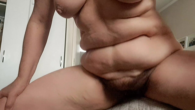 Mommy big hairy pussy: MILF jezdí na ojíždění v rohu postele