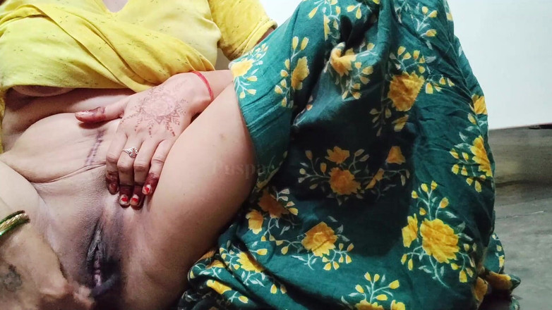 Your Puspa: Kundička čistá oholená indická desi holka