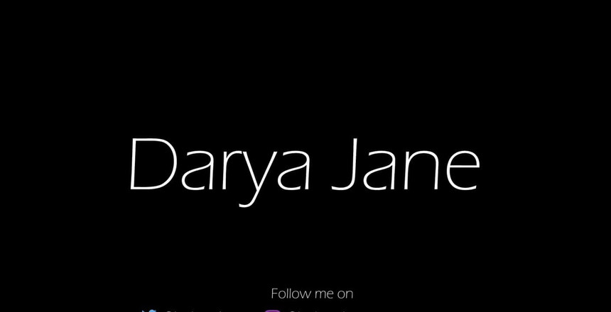 Darya Jane: En la mesa de ordeño de vampiros, su polla colgando...