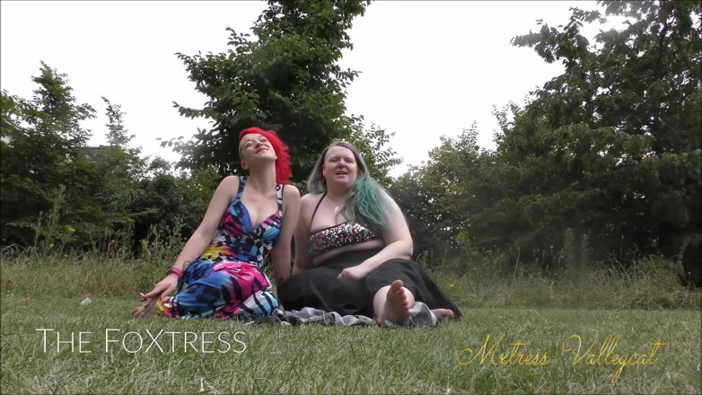 Mxtress Valleycat: Serving both our feet in the park
