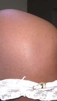 Ebony in sexy Lingeire neemt een blanke pik in haar mond en in haar poesje