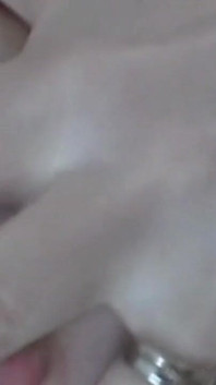 Jízda na mé hračce na posteli