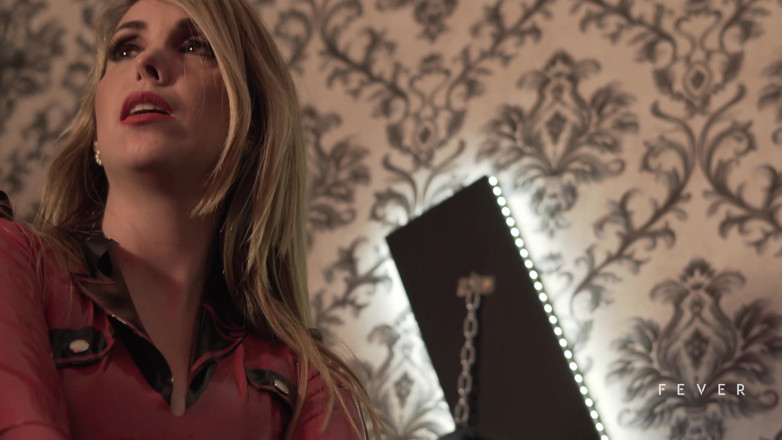 Fever Films: Une maîtresse blonde tourmente une bite d'esclave