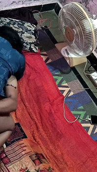 一个德国女孩，独自用她的非常歪斜