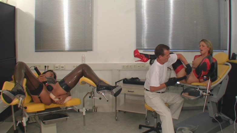 Rubber & Clinic Studio - 1ATOYS: 2 gumové děvky - fistingová zábava na gyno stolech