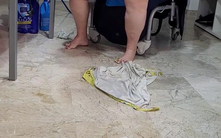 CoolMarina: Coolmarina. Fette alte frau pinkelt im wohnzimmer und spielt dann...