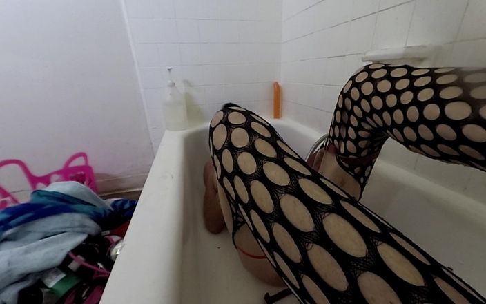 Lizzy Yum: Ліззі Ням, березень 2024, великий оргазм No1, фантазія мастурбації в ванні, пизда соло, бдсм оргазм, одягання
