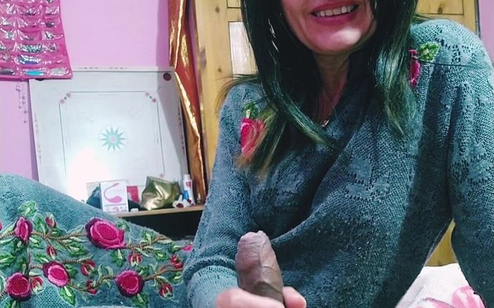 Bolly Karma: Une maman beauté super sexy aux mains parfaites