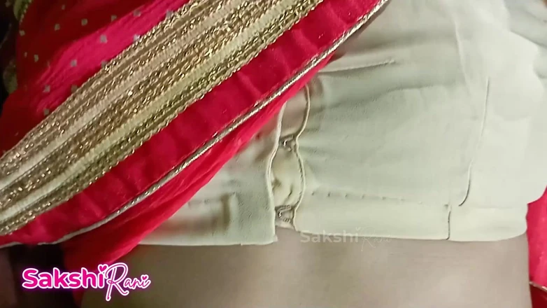 sakshi_raniii: कपड़े बदल रही भारतीय सौतेली मम्मी ने अपने सौतेले बेटे को साड़ी में चोदा