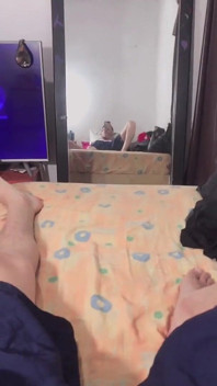Vecina mea mă vede masturbându-mă și îmi suge penisul până când ejaculez în gura ei