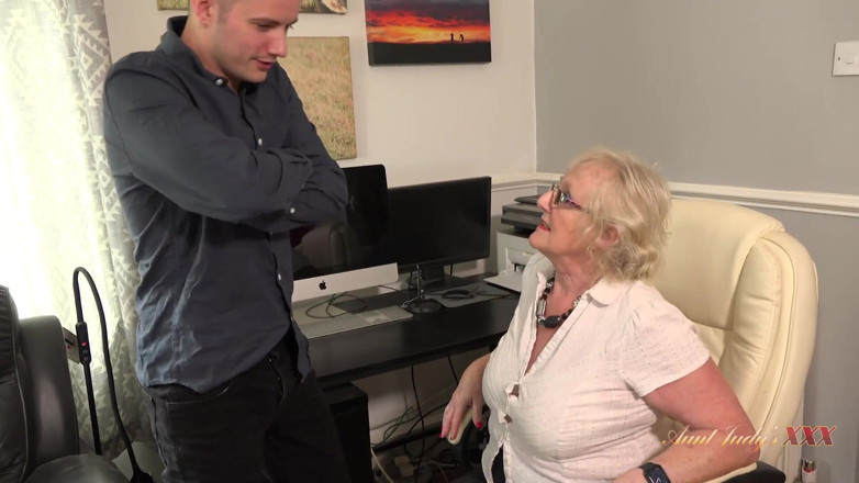 Aunt Judy's XXX: TetaJudysXXX - Prsatá 66letá učitelka GILF paní Claire šuká svého studenta