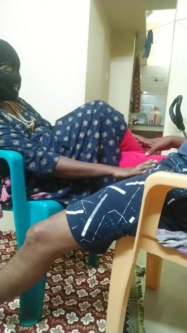 Saranya: Une femme indienne trompe son voisin avec audio