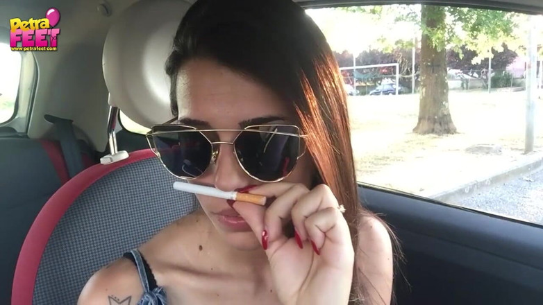 Smokin Fetish: Remaja comel Petra merokok di dalam kereta