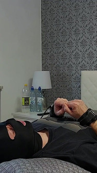 Soția infidelă a venit după întâlnire, încornoratul înghite sperma din prezervativ și mănâncă propria spermă pentru desert