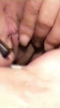 Videoclip 1 din 2 Șeful meu mi-a cerut să-mi rad pizda ca să poată face sex cu mine. Am obligat-o și m-am masturbat pentru el.