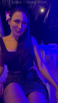 Footjob Pour Un Inconnu: Il a Acheté Des Chaussures De MILF Sexy Et Elle a Satisfait Son Désir De Jouir Sur Ses Pieds