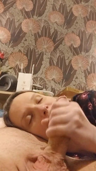Elle Suce Et Étale Le Sperme De Son Jeune Amant En Selfie