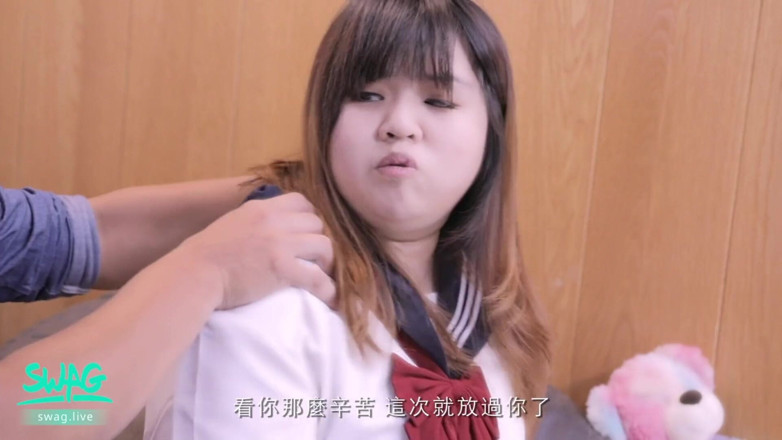 SWAG.live: Une bombasse uniforme prend tout dans sa bouche.
