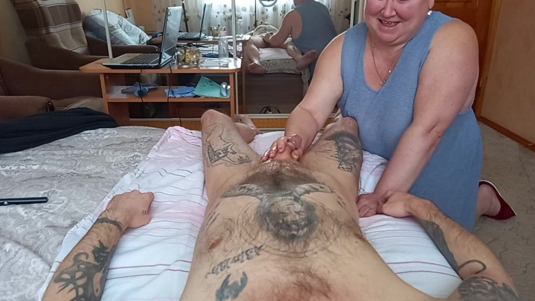 Zona901: En lugar de un masaje, ella se masturba mi polla 1