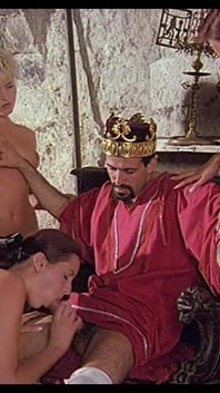 Tre bellissime giovani schiave scopate duramente dal loro re