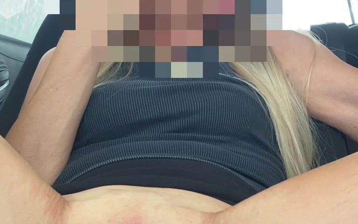 Nofaceblonde: 車の中でのオナニーは好きですか?