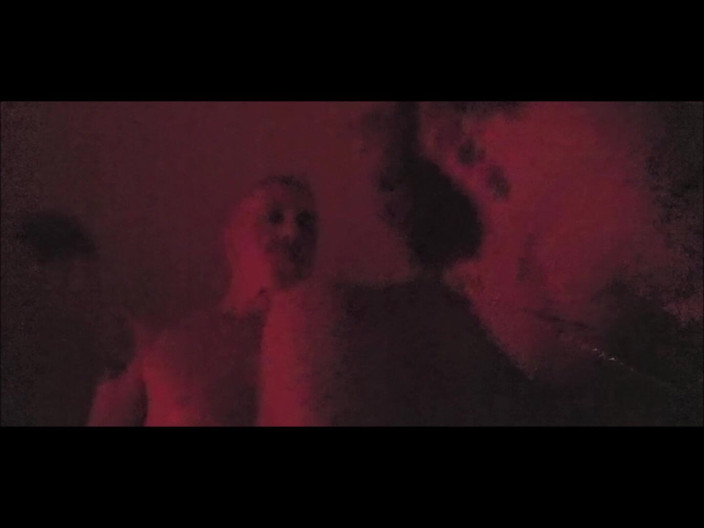 SilverFux: Nadržený chlap šuká zralou šlapku v Seedy Red Room.