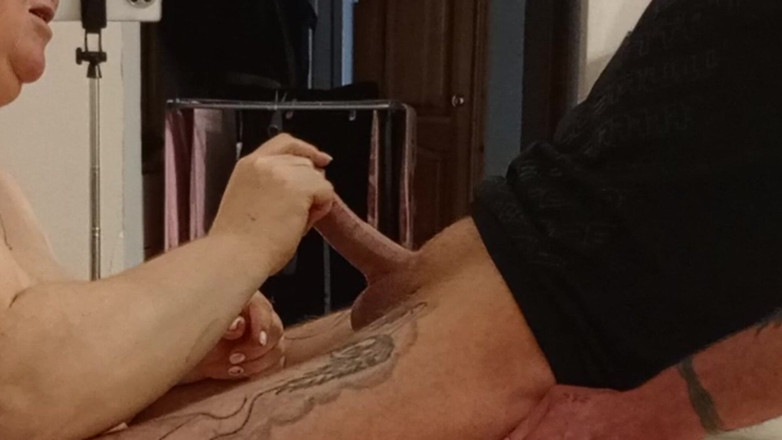 Zona901: Сусід робить дрочку руками з масляним членом