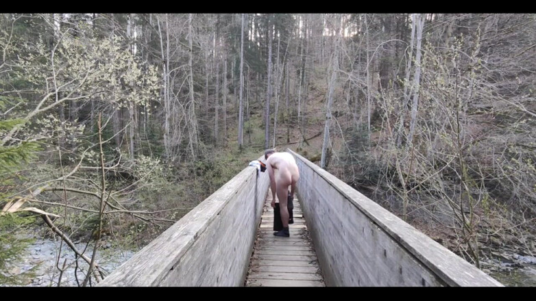 Snauwflake: Un Minet Francais Excité Se Branle Dehors Sur Un Pont