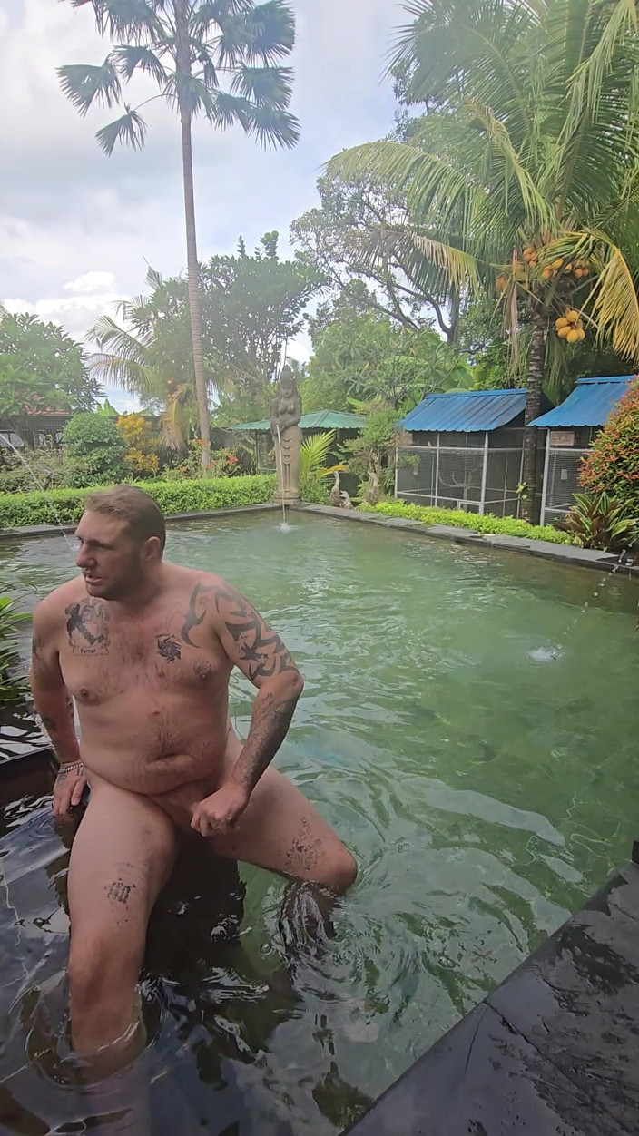 Jimbob Star GAY: Jimbob masturbándose en la piscina