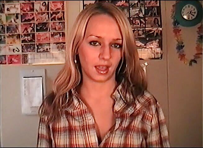 Flash Model Amateurs: Sexy blondine auf dem sofa