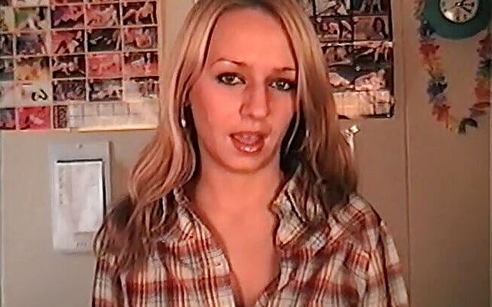 Flash Model Amateurs: Сексуальная блондинка на диване