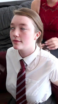 Stiefmoeder leert studente Olivia Keane pik zuigen