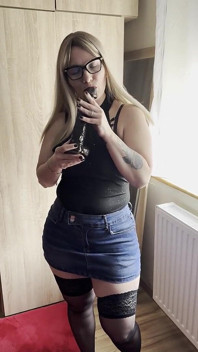 Onanerar med en enorm svart kuk i en minikjol av denim