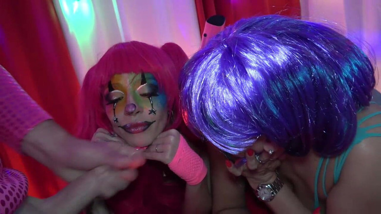 Cock Crazed Clowns: Eva May Memenuhi Badut Merah Jambu