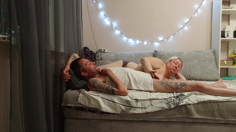 Zona901: Le voisin taille une pipe profonde et avale du sperme