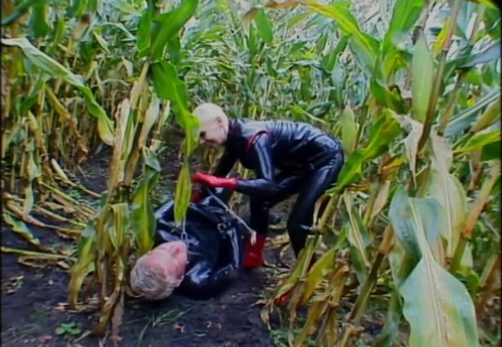 Absolute BDSM films - The original: Lamiendo coño en máscara de gas humillante