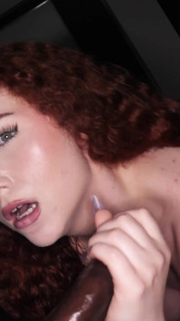 Tombul kızıl saçlı brina scarlett ucubeyle tanışıyor
