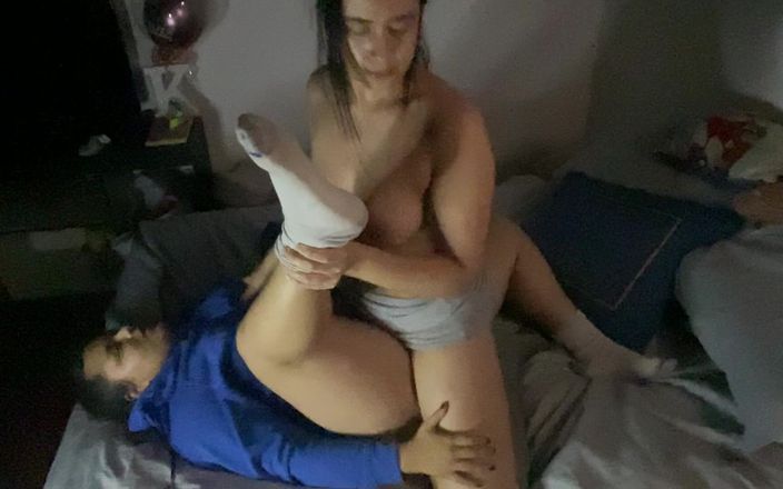 Zoe &amp; Melissa: Sex lesbian cu foarfecă înainte de a merge la culcare