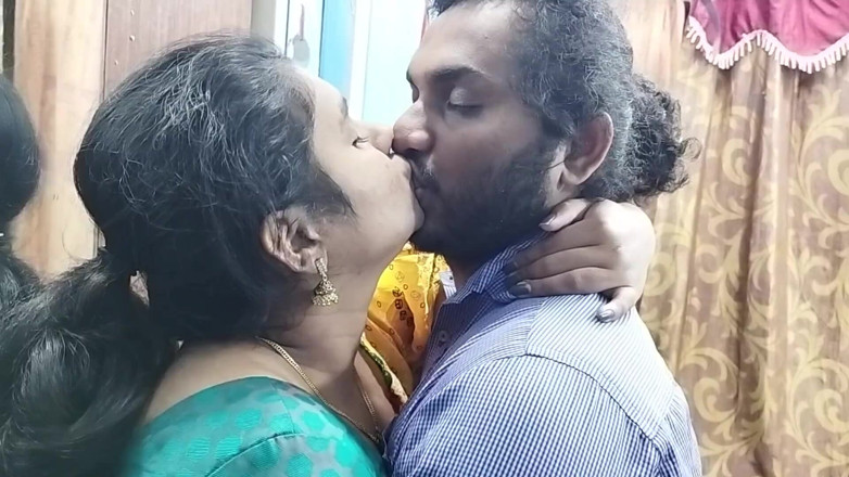 Vaishnavysharunraj: Mallu caliente chica mitad sari romance con lip lock, chica...