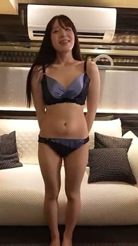 Kusursuz s sınıfı güzellik model görünümü ve çarpıcı bir figürle geliyor. O sadece karşı konulmaz