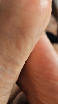 Cewek sange ini ngasih kaki sebisa mungkin!