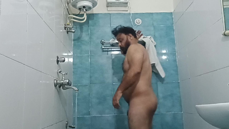 Daddy Dude: भारतीय नग्न डैडी हॉट शॉवर का मजा ले रहे हैं और अपना गीला शरीर दिखा रहे हैं