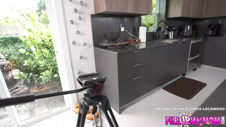 Fill Up My Stepmom: Bts - 忙碌的继母终于照顾了我