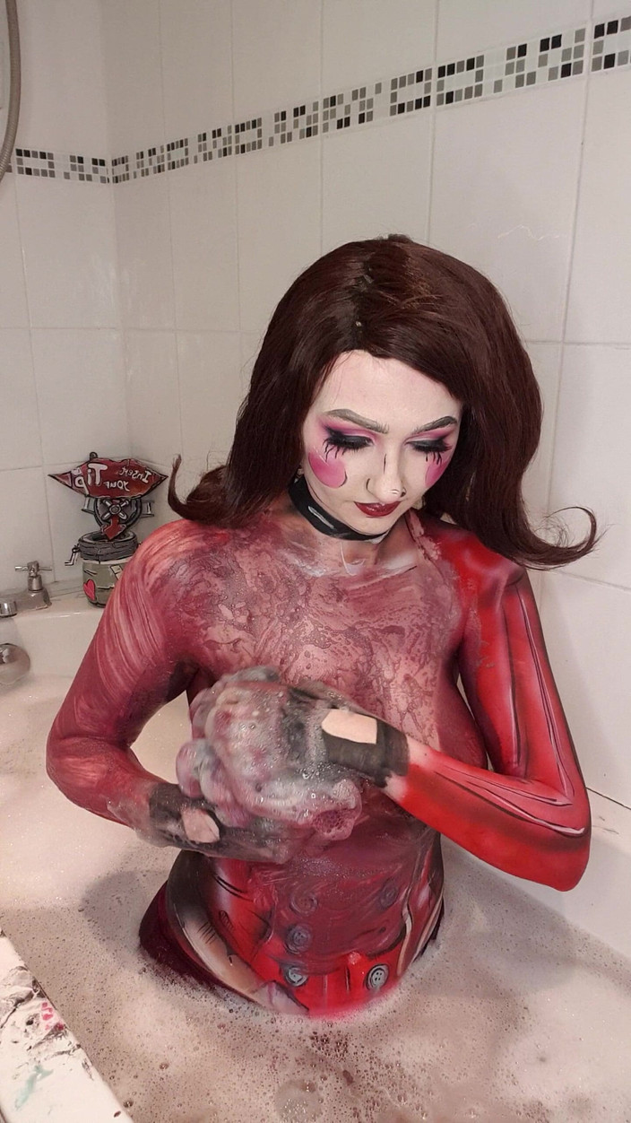 Em Yang: Mad moxxi messy cơ thể sơn loại bỏ bồn tắm
